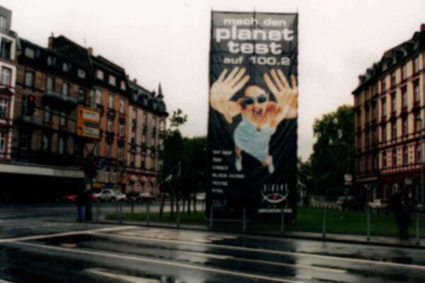 Bannerwerbung aus den 90er Jahren für Planet Radio