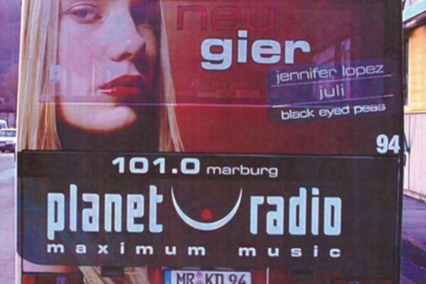 Busbeschriftung aus den 90er Jahren für Planet Radio vor unserer Halle in Dietzenbach