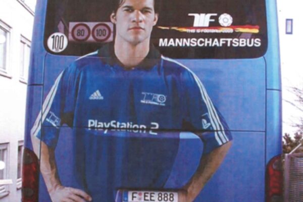 Busbeschriftung aus den 90er Jahren für Playstation vor unserer Halle in Dietzenbach