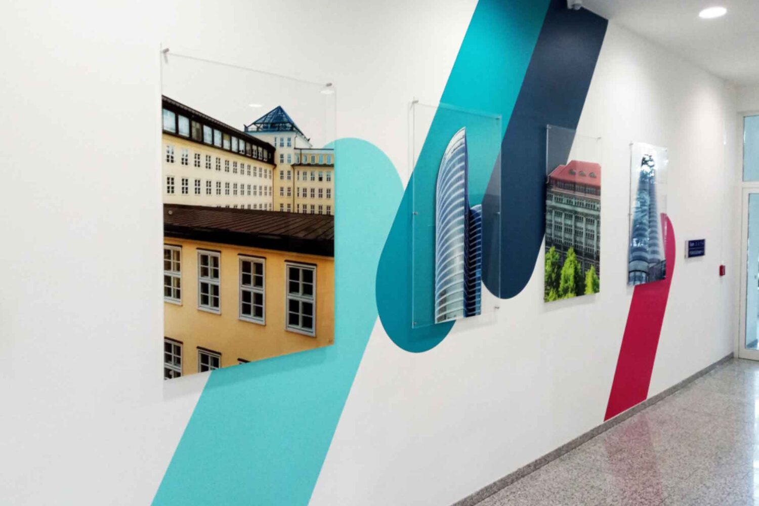 Acrylschilder-im-Innenbereich-auf-moderner-Wandgestaltung-mit-Wandtattoo Wandgestaltung für Experteach in Dietzenbach mit Plattendrucken und Wandtattoos als Freiform