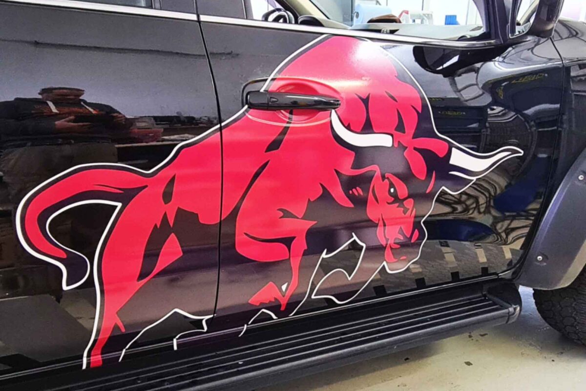 Fahrzeugbeschriftung für Autohaus Vollverklebung mit Folienplotts Fahrzeug vor unserer Halle in Dietzenbach