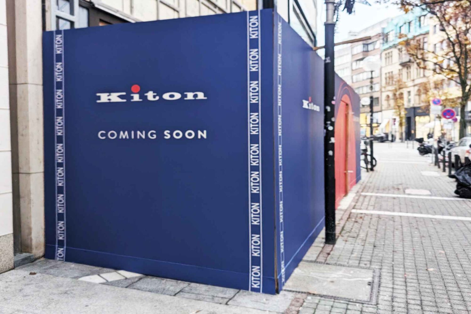 Bauzaun-mit-Verbundplatten-Kiton-Frankfurt-Goethestrasse Bauzaun aus Holzkonstruktion für Kiton auf der Goethestrasse in Frankfurt