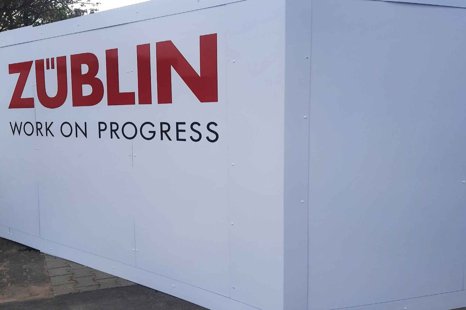 Bauzaun-mit-Verbundplatten-weiss3 Bauzaunverkleidung für Züblin Bauprojekt in Frankfurt Riederwald 200 Laufmeter Bauzaun