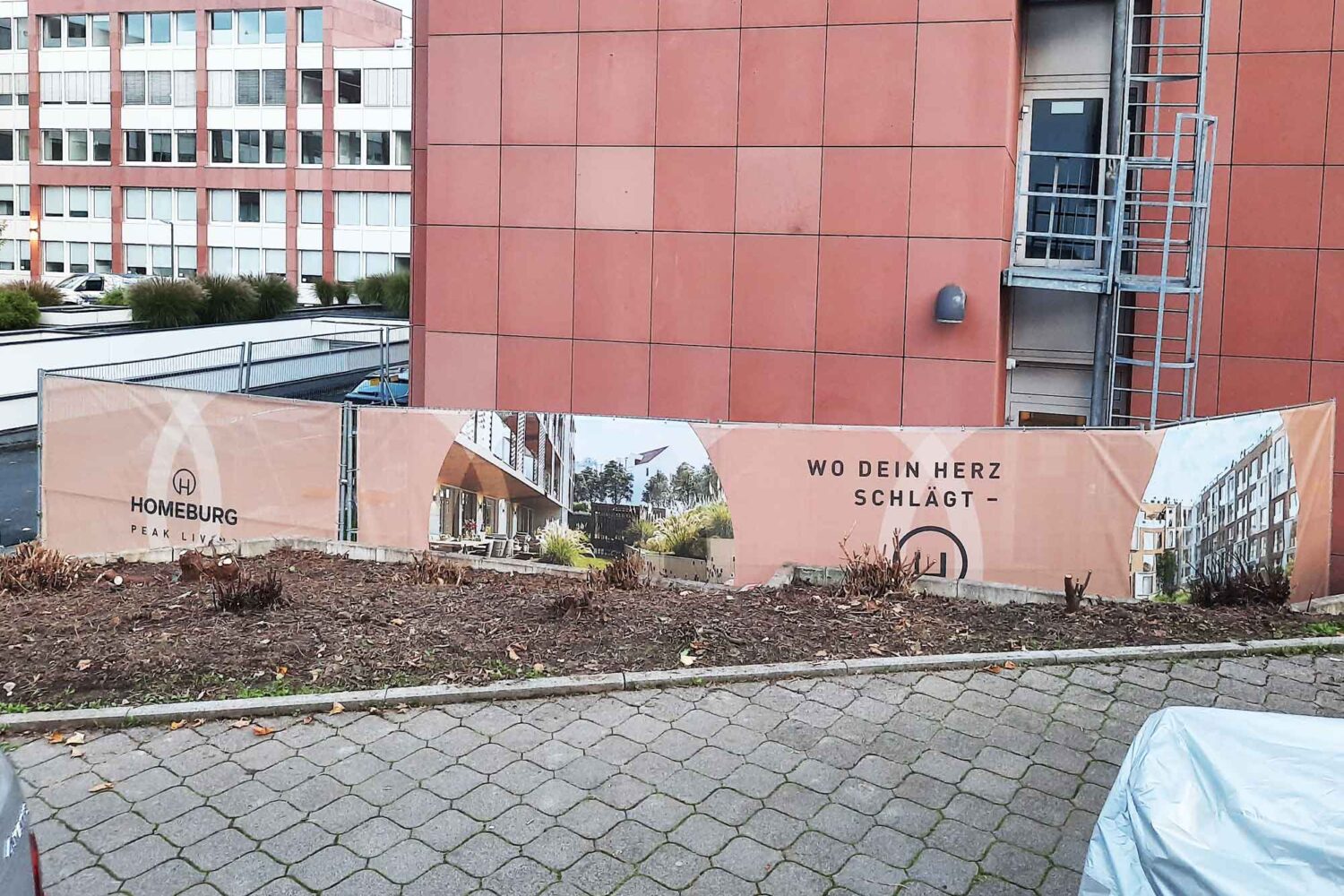 Bauzaunverkleidung-mit-Meshbannern-Bauzaunplanen Meshbanner 3400mmx 1740mm