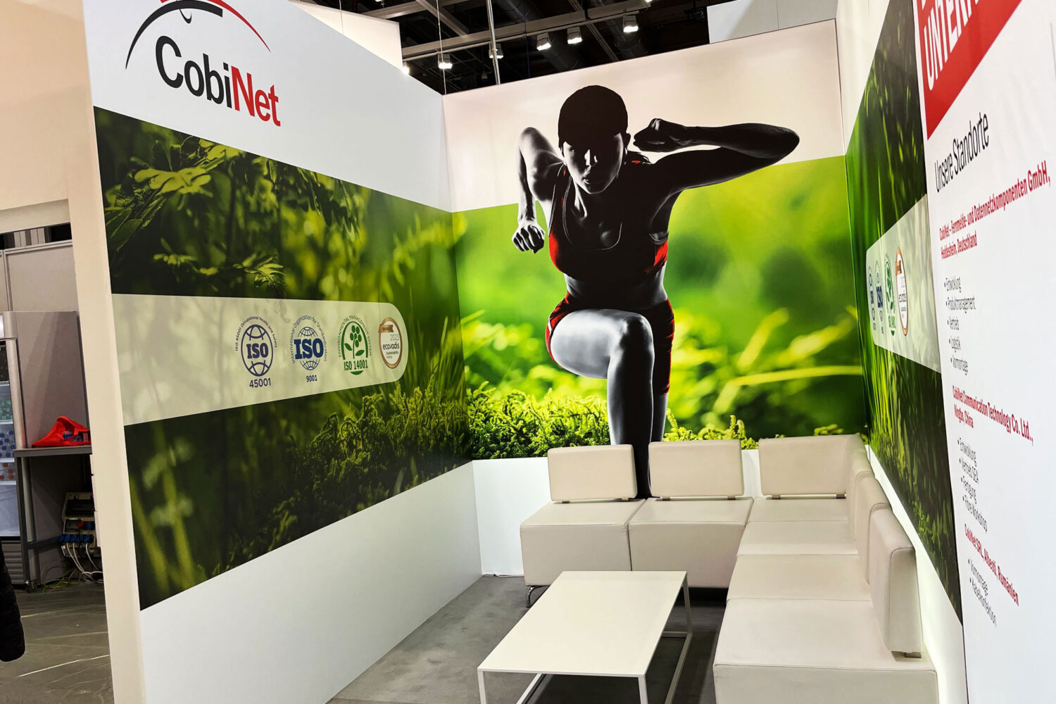 Beschriftung-von-Messestaenden Messestand mit Digitaldruck auf Wandflächen in Frankfurt