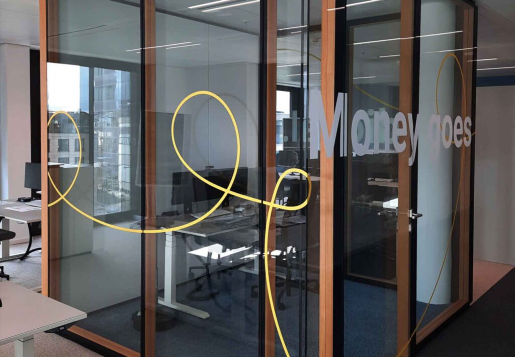 Beschriftung-von-meeting-raeumen Glasdekorfolie als Sichtschutz für Thinktank Besprechungsraum in Frankfurt Innenstadt Hochhausbeklebung