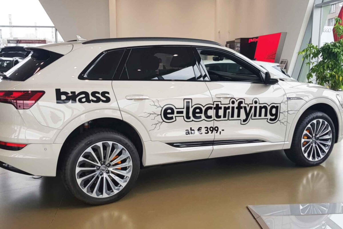 Fahrzeugbeschriftung für Autohaus Vollverklebung mit Folienplotts Fahrzeug vor unserer Halle in Dietzenbach