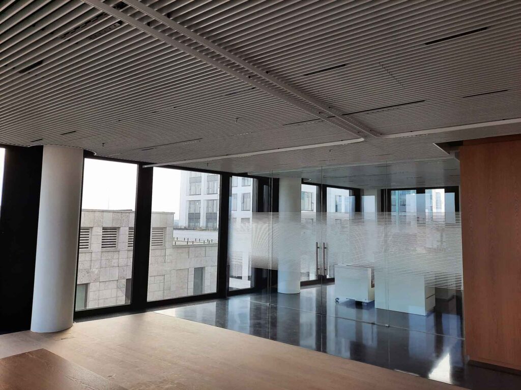 Büro-Sichtschutz-Streifen2 Glasdekorfolie als Sichtschutz für Büroflächen in Frankfurt Innenstadt Hochhausbeklebung