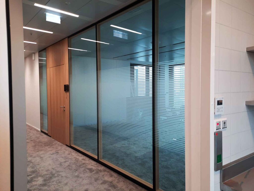 Büro-Sichtschutz-Streifen3 Glasdekorfolie als Sichtschutz für Büroflächen in Frankfurt Innenstadt Zeil Hochhausbeklebung