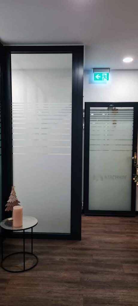 Eingangsbeschriftung-mit-Glasdekor-Streifendekor-in-Frankfurt-Kirchhog-Kanalreinigung Glasdekorfolie als Sichtschutz für Büroflächen in Frankfurt Eckenheim
