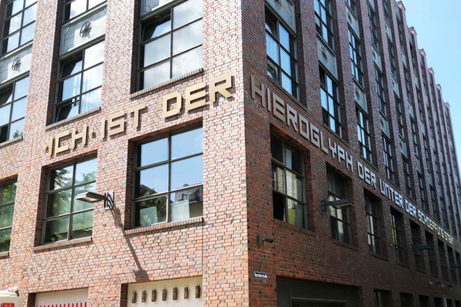 Einzelbuchstaben-Fassade Montage von Einzelbuchstabenschriftzug in Frankfurt