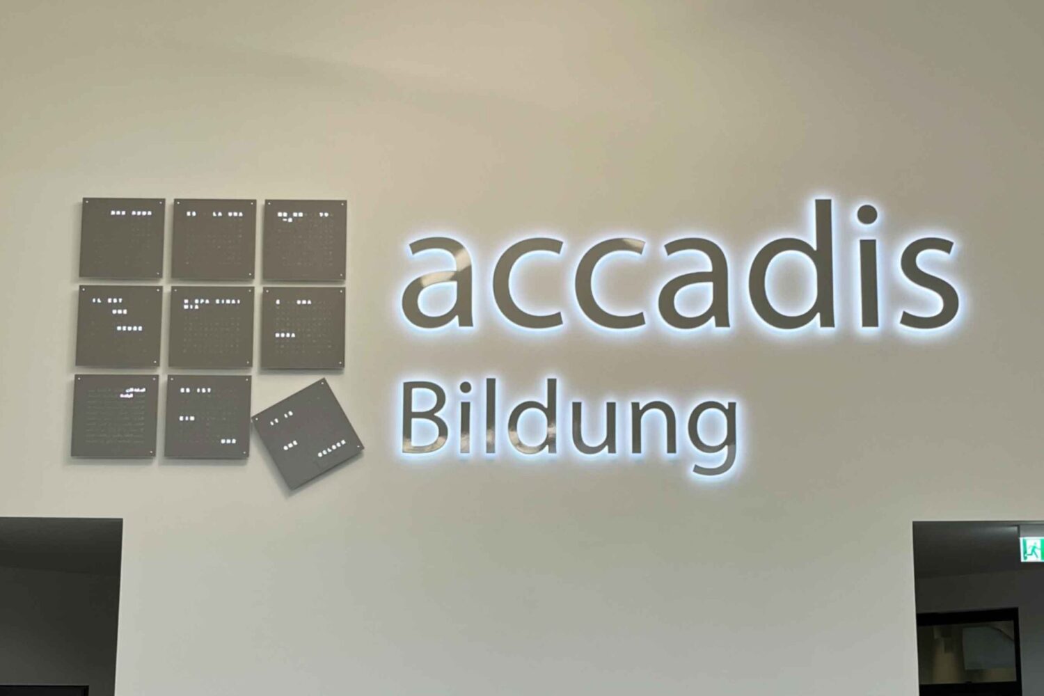 Einzelbuchstaben-auf-Abstand6 Empfangsgestaltung in Bürofläche, Wandfläche mit 30mm Fräsbuchstaben in 3d Optik auf Wandfläche mit Hinterleuchtung