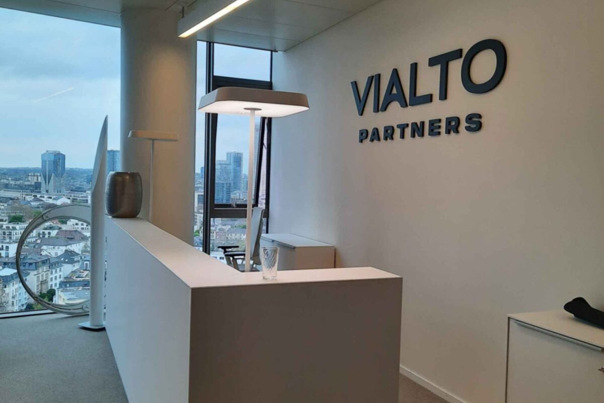 Empfangsgestaltung in Bürofläche, Wandfläche mit 8mm Fräsbuchstaben in 3d Optik