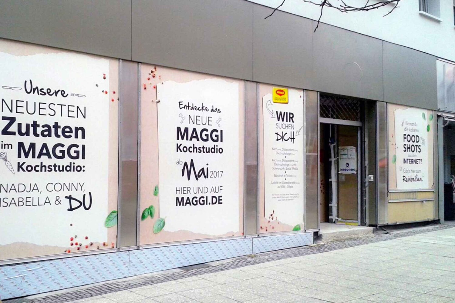 Foliendruck-fuer-Schaufensterreklame Beschriftungsarbeiten an Schaufensterflächen, Beklebung mit Digitaldruck Maggi Kochstudio Frankfurt