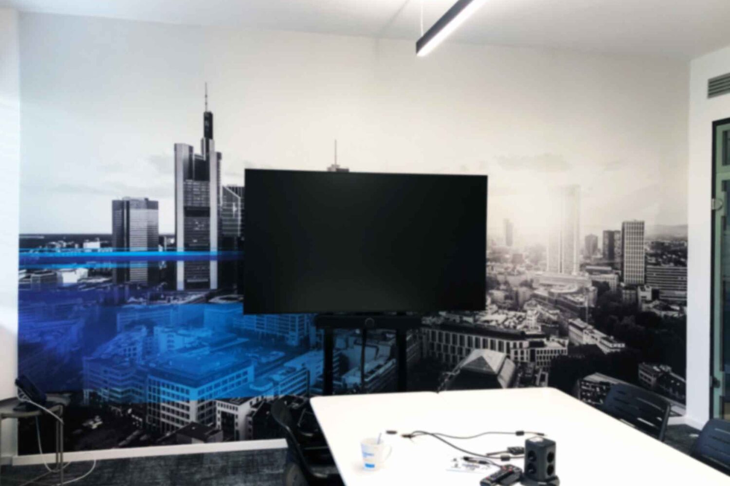 Fototapete-auf-Wandflaeche Wandgestaltung Skyline Frankfurt mit Fototapete Erfurt Digitalvlies in Besprechungsraum in Frankfurt Rebstock