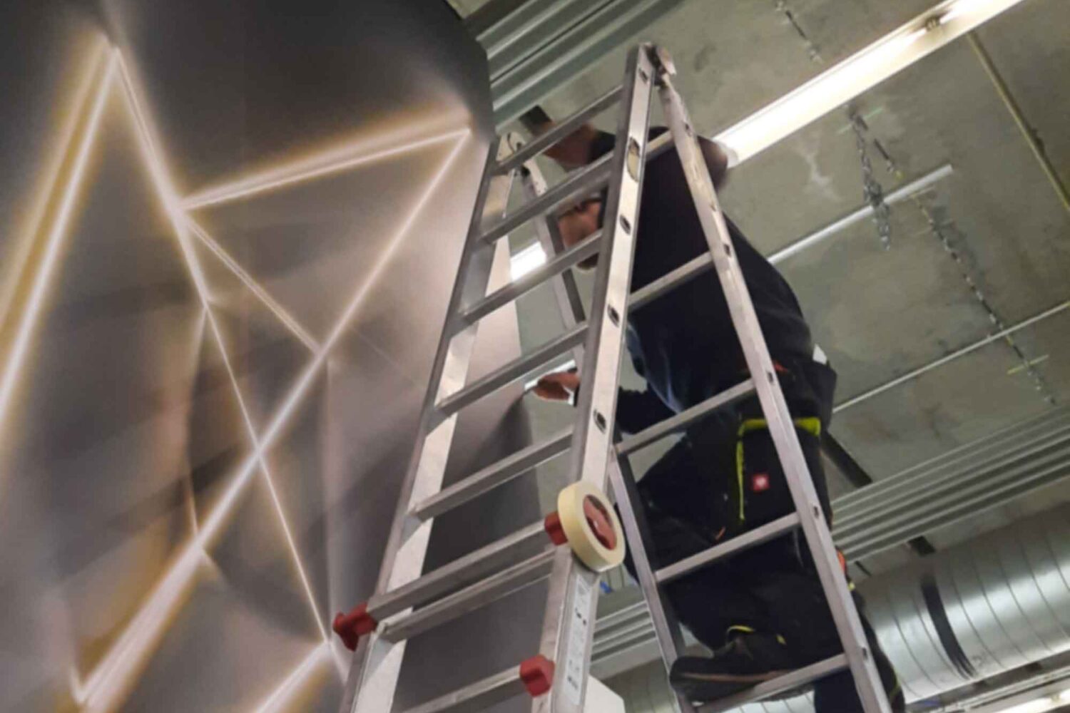 Fototapete2 Mitarbeiter auf Leiter bei Montage Gestaltung einer Wandfläche mit Fototapete Frankfurt Messe