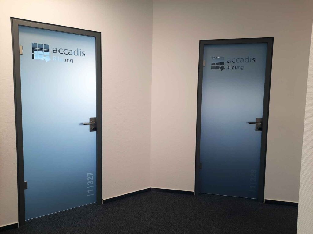 Glasdekorbeschriftung-als-Sichtschutz-2 Glasdekorfolie als Sichtschutz an Praxistür in Bad Homburg bei accadis Hochschule