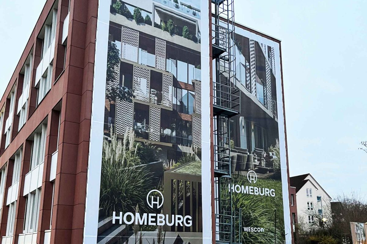 Großflächenbanner an Hausfassade mit Drahtseilrahmen in Bad Homburg