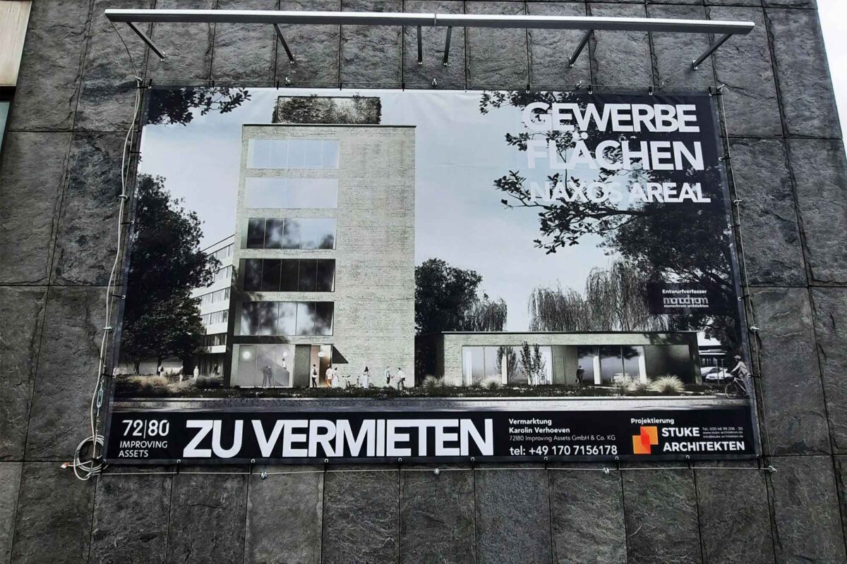 Meshbanner in Aluminiumrahmen mit Beleuchtungschiene