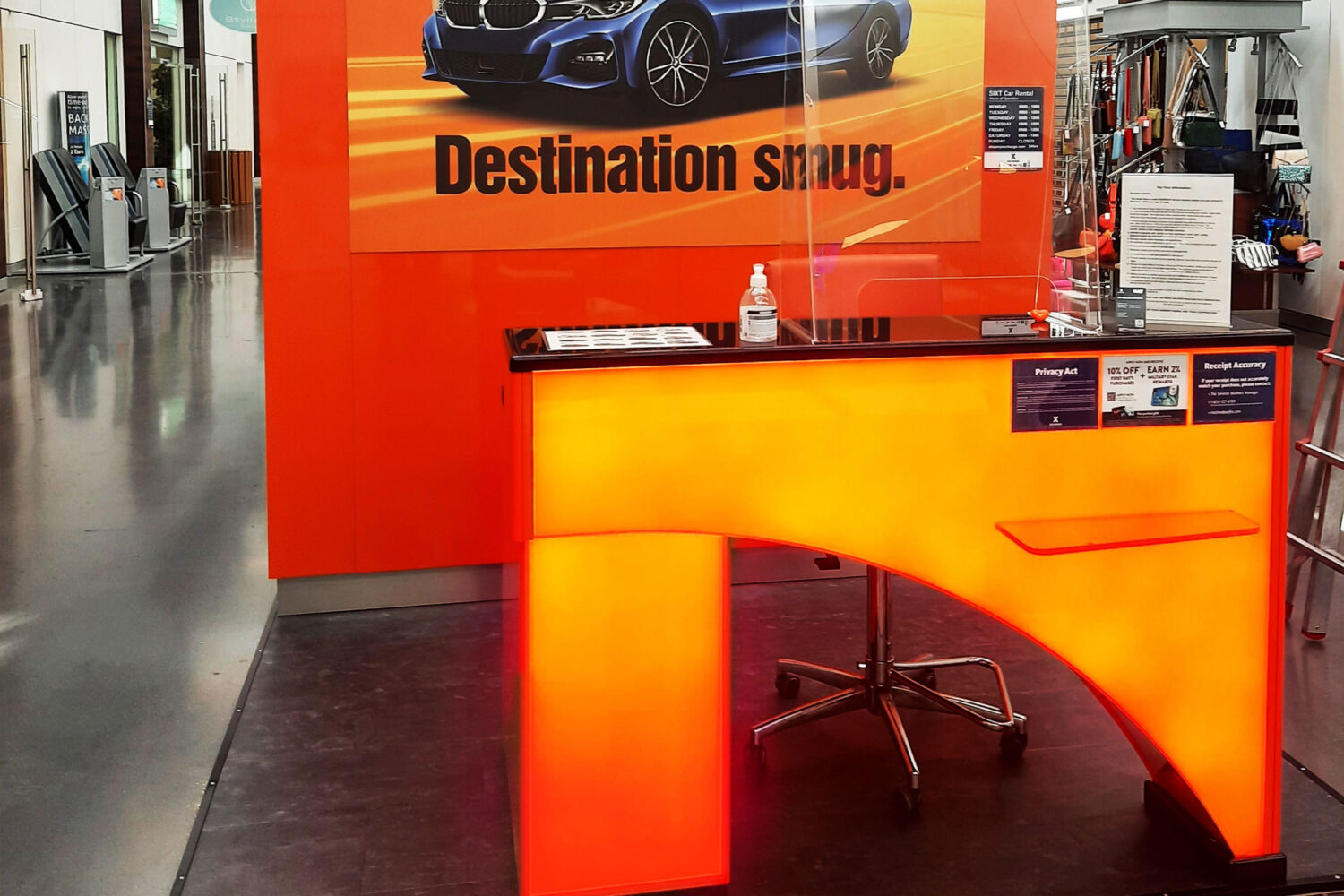 Messe-und-Veranstaltungsbau-Messetheke Beklebung von Fahrzeugvermietungsstand in Flughafen Rammstein