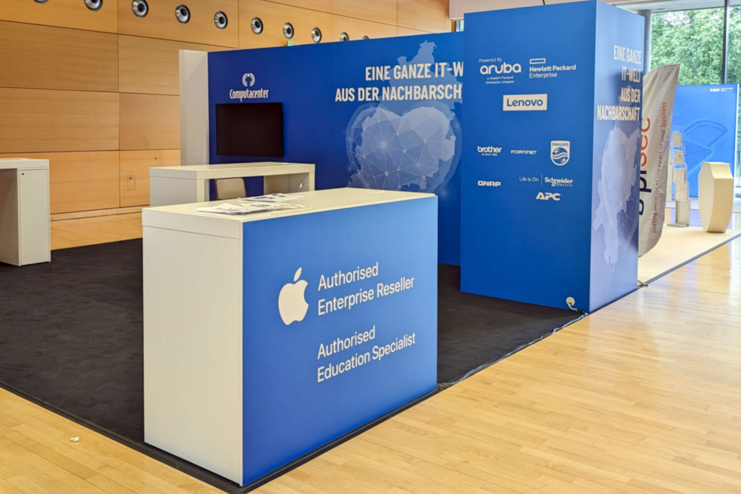 Messestand-mit--Beschriftung Messestand mit Folienbeklebung und Thekenbeschriftung in Hanau