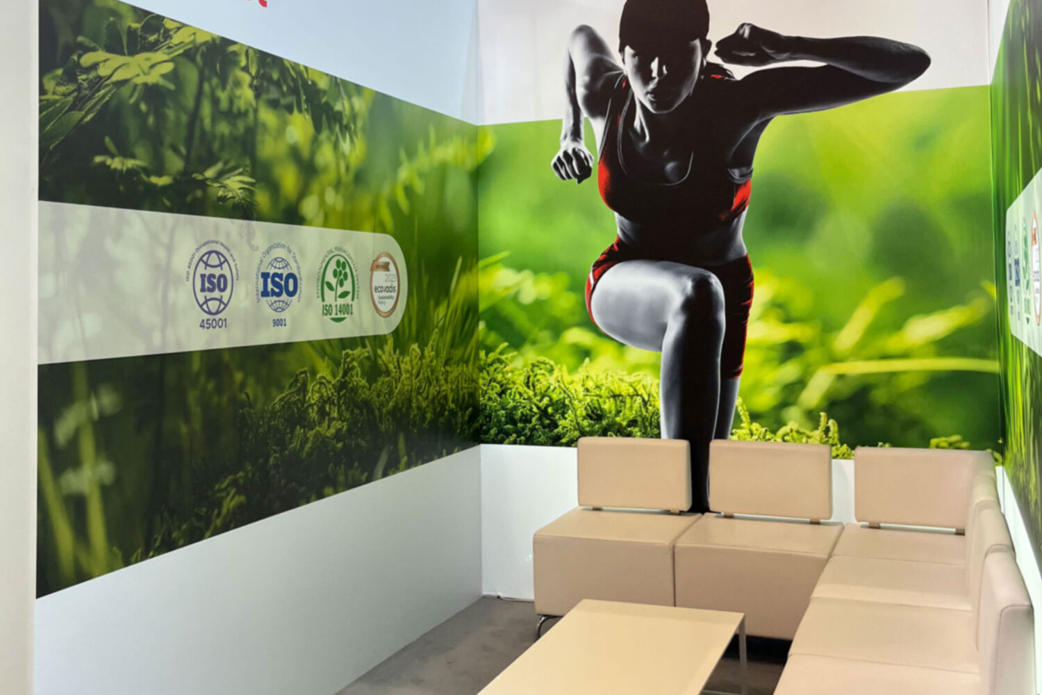 Messestand-mit--Beschriftung-im-Digitaldruck Messebeschriftung mit Digitaldruck