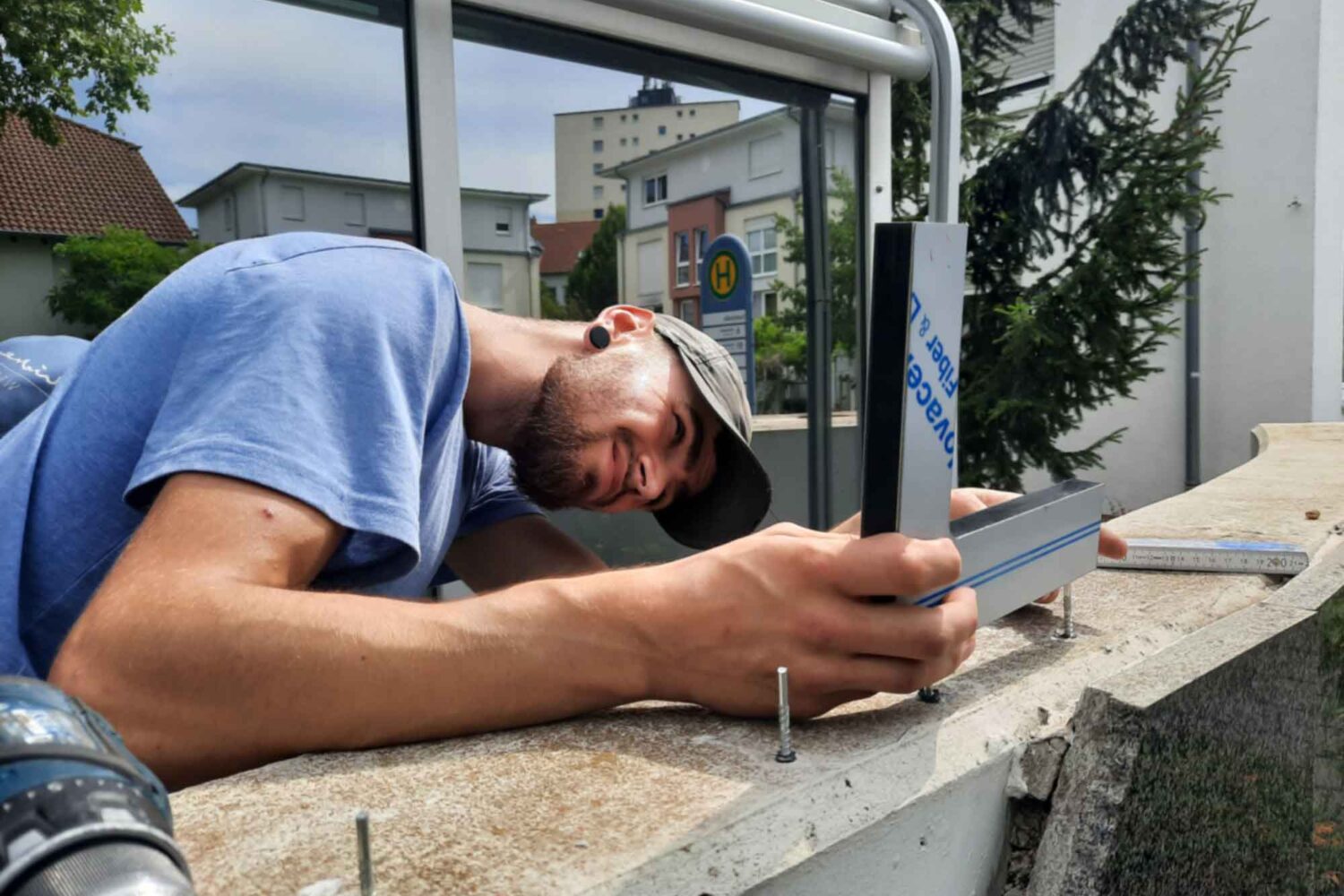 Montage-von-Einzelbuchstaben-auf-einer-Mauer-mit-Gewindebolzen Montage mitarbeiter bei Montage von Einzelbuchstabenschriftzug in Mainz