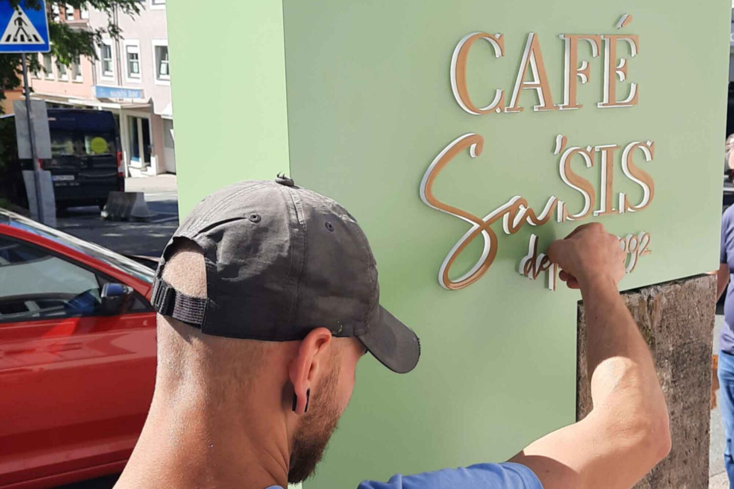 Montage-von-Einzelbuchstaben-auf-einer-Werbeanlage Montage mitarbeiter bei Montage von Einzelbuchstabenschriftzug