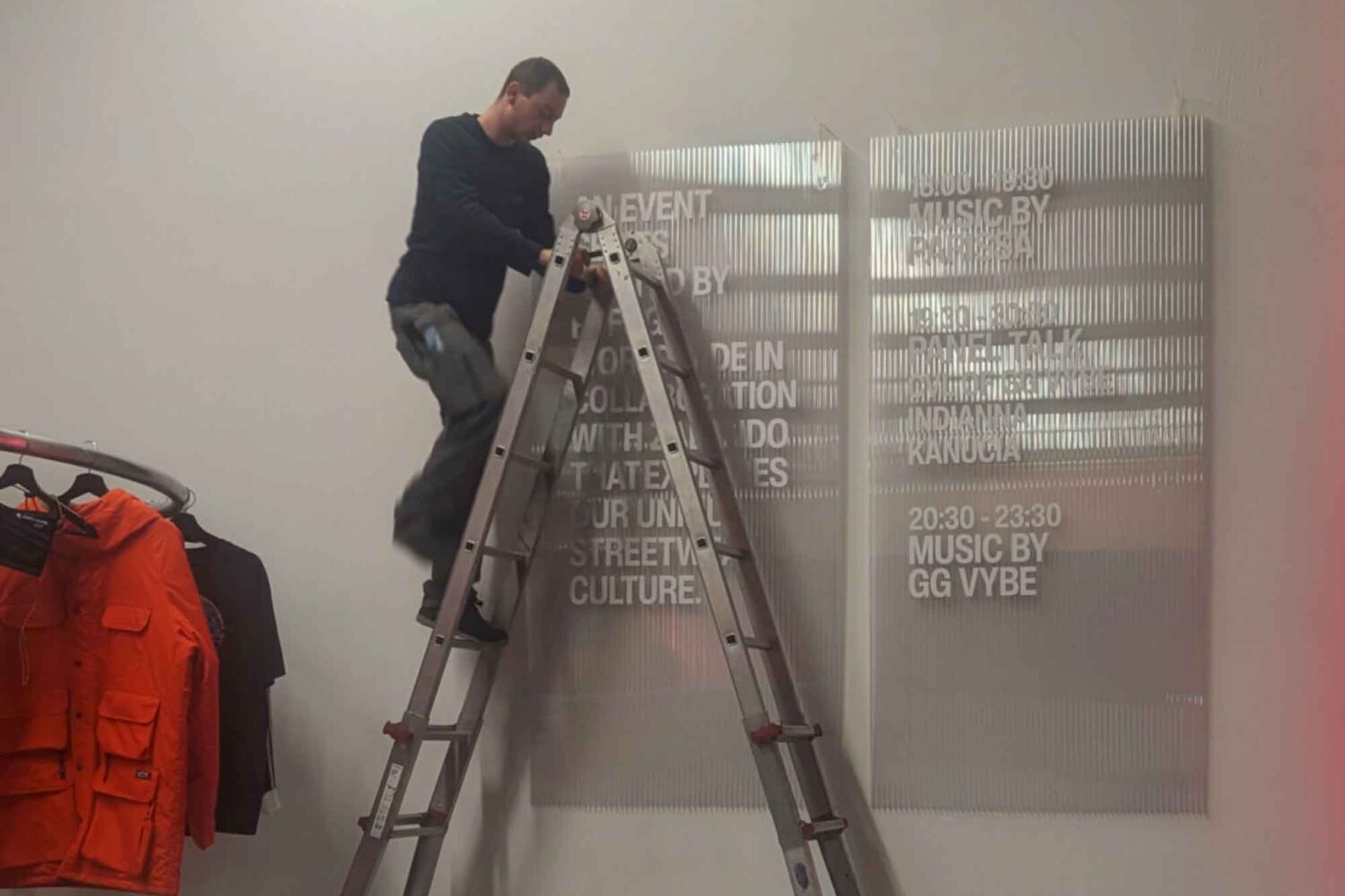 Montage-von-Modeschildern Wandgestaltung in Frankfurt Gewinnerstraße mit Plattendrucken auf Acrylglas Hohlkammerplatten