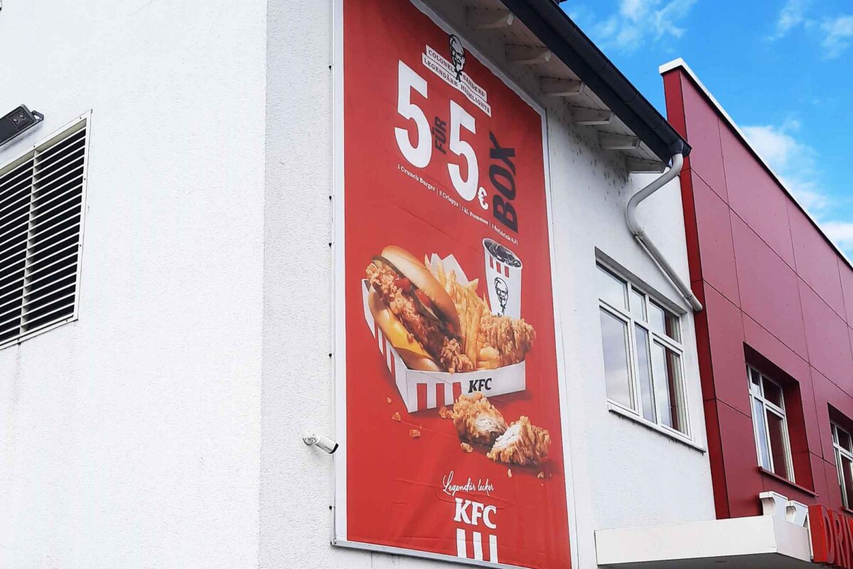 Meshbanner in Drahtseilrahmen