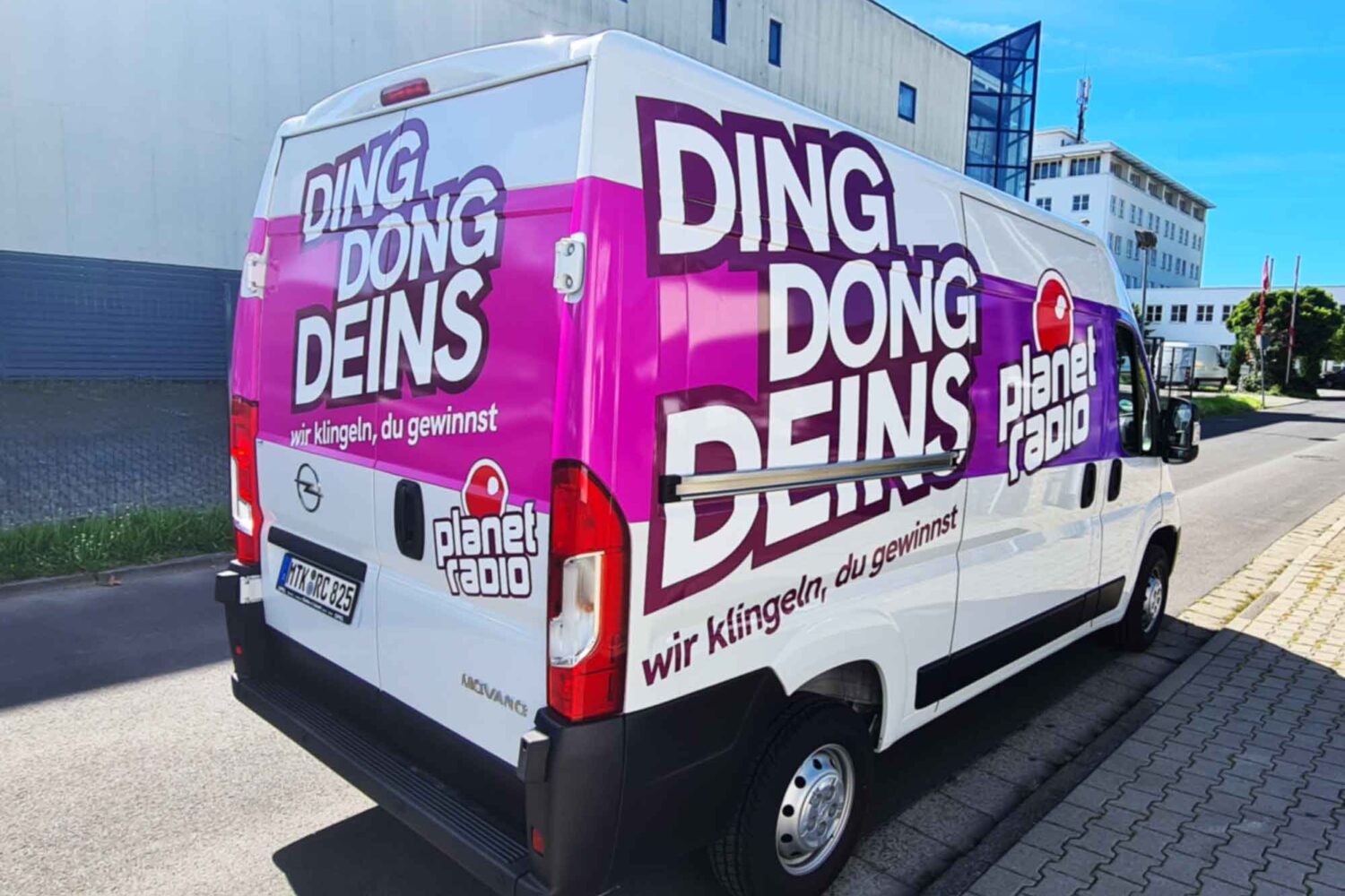 Planet-Radio-Vollverklebung Fahrzeugbeschriftung für Planet Radio Vollverklebung mit Digitaldruck Lieferwagen vor unserer Halle in Dietzenbach