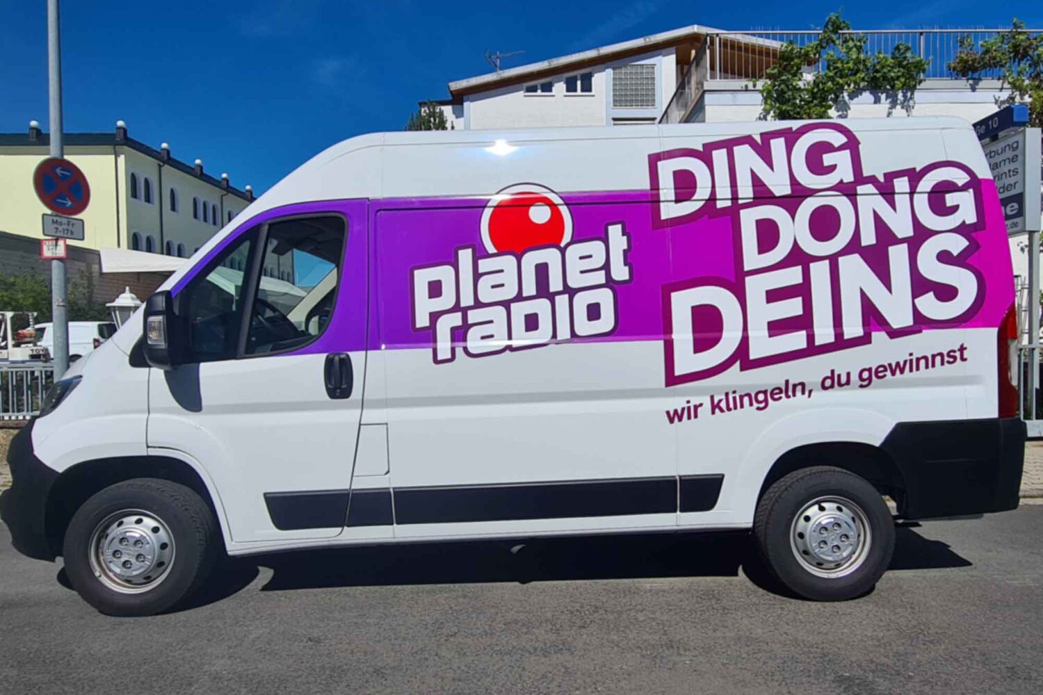 Planet-Radio-Vollverklebung-seitneansicht Fahrzeugbeschriftung für Planet Radio Vollverklebung mit Digitaldruck Lieferwagen vor unserer Halle in Dietzenbach