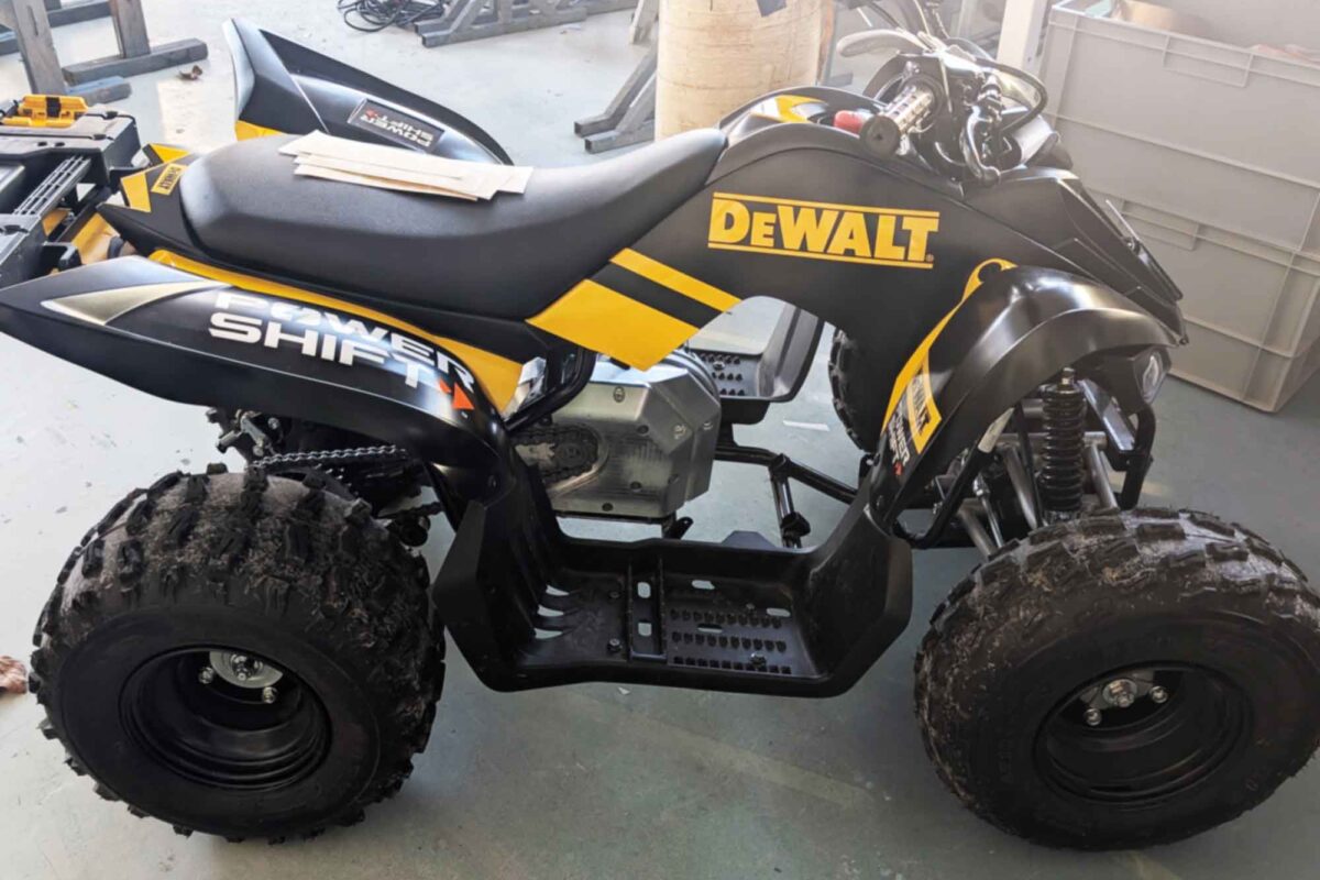 Fahrzeugteilverklebung mit Hochleistungsfolie Bildmotiv für Dewalt