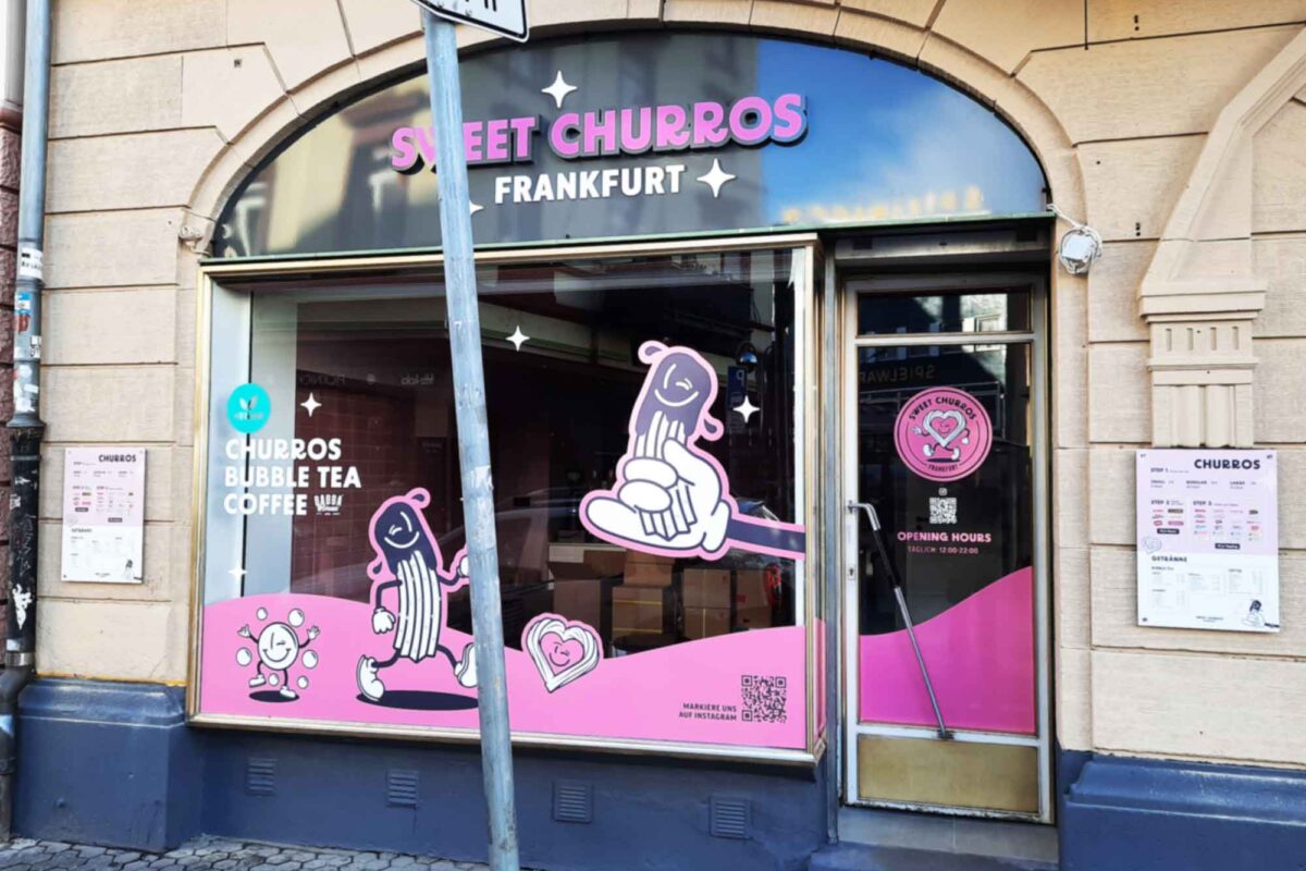 Schaufensterbeschriftung mit Folienplotts auf Bergerstrasse in Frankfurt