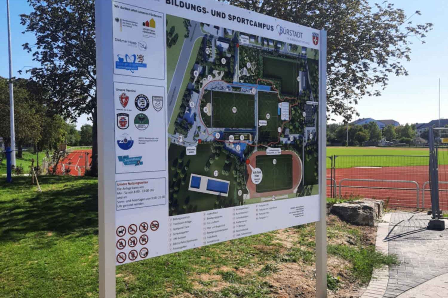 Schild-als-Aufsteller-freistehend-im-Park Beschilderung des Sportcampus Bürstadt