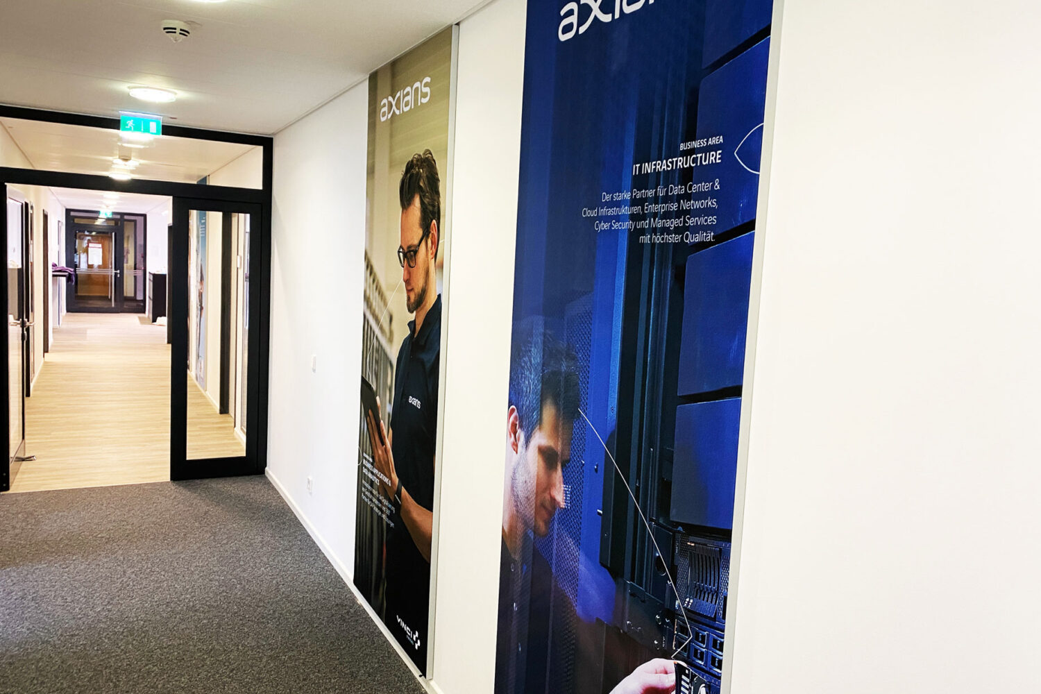 Spanntuchposter-unbeleuchet-mit-Digitaldruck-auf-Stoff-und-Kederprofi-für-Axians-in-Frankfurt-Niederradl Spannrahmensystem mit Digitaldruck auf Wandfläche in Frankfurt Niederrad