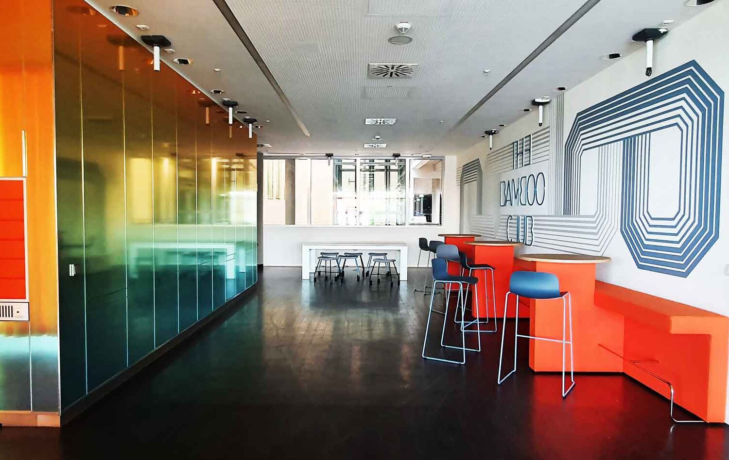 Spiegelwand-und-Wandgrafiken-mit-eingelassener-Werbeanlage Wandgestaltung mit Digitaldruck in Oberursel im Taunus