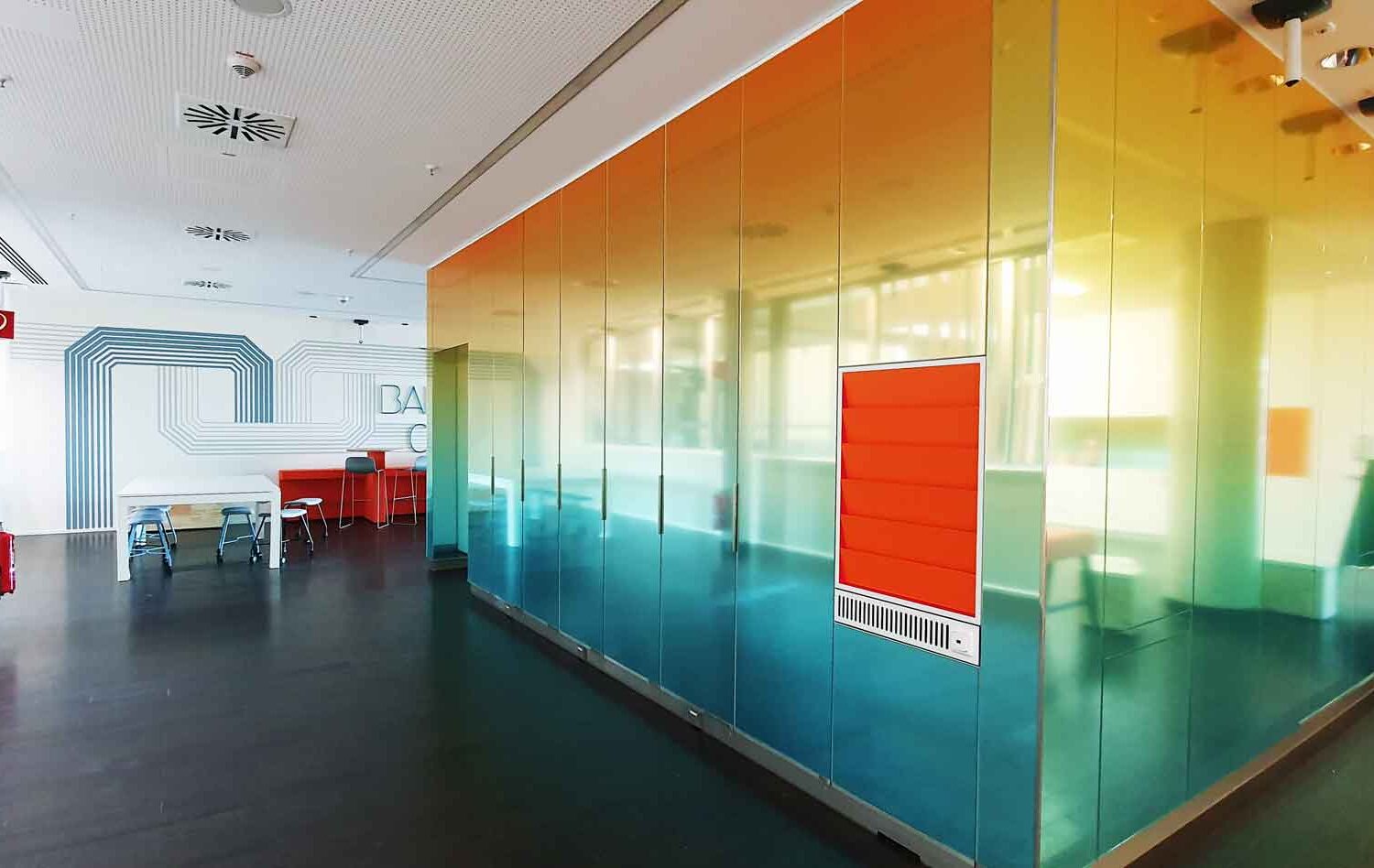 Spiegelwand-und-Wandgrafiken-mit-eingelassener-Werbeanlage2 Wandgestaltung mit Digitaldruck in Oberursel im Taunus