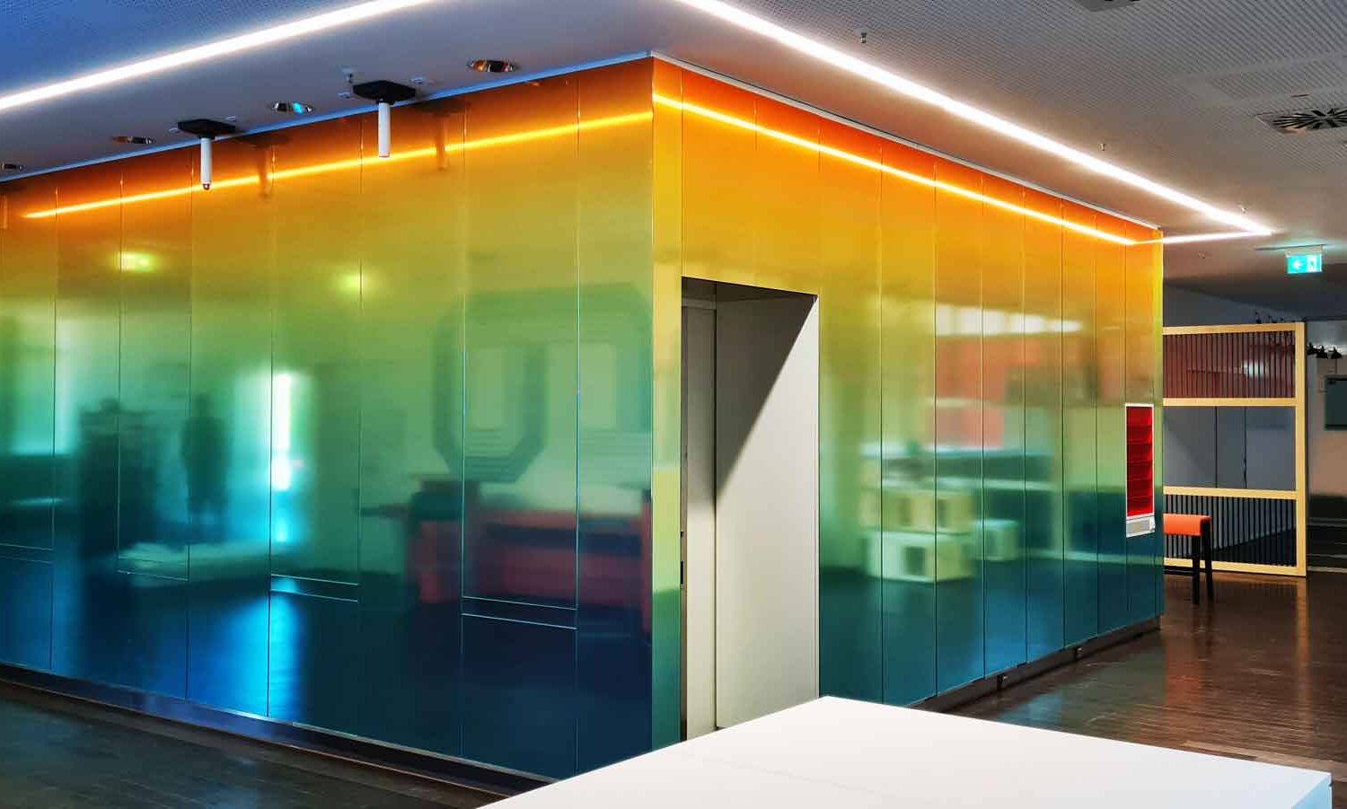 Spiegelwand-und-Wandgrafiken-mit-eingelassener-Werbeanlage3 Wandgestaltung mit Digitaldruck in Oberursel im Taunus