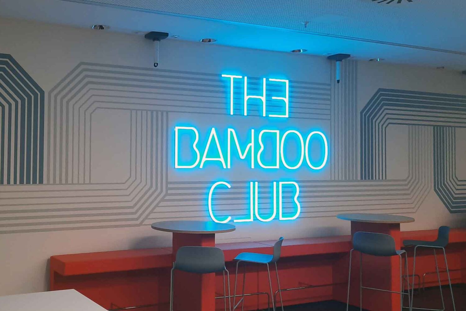 Streifen-und-Leuchtbuchstaben2 Wandgestaltung mit Streifenmustern und aufgesetzter Lichtwerbeanlage in Blau Oberursel