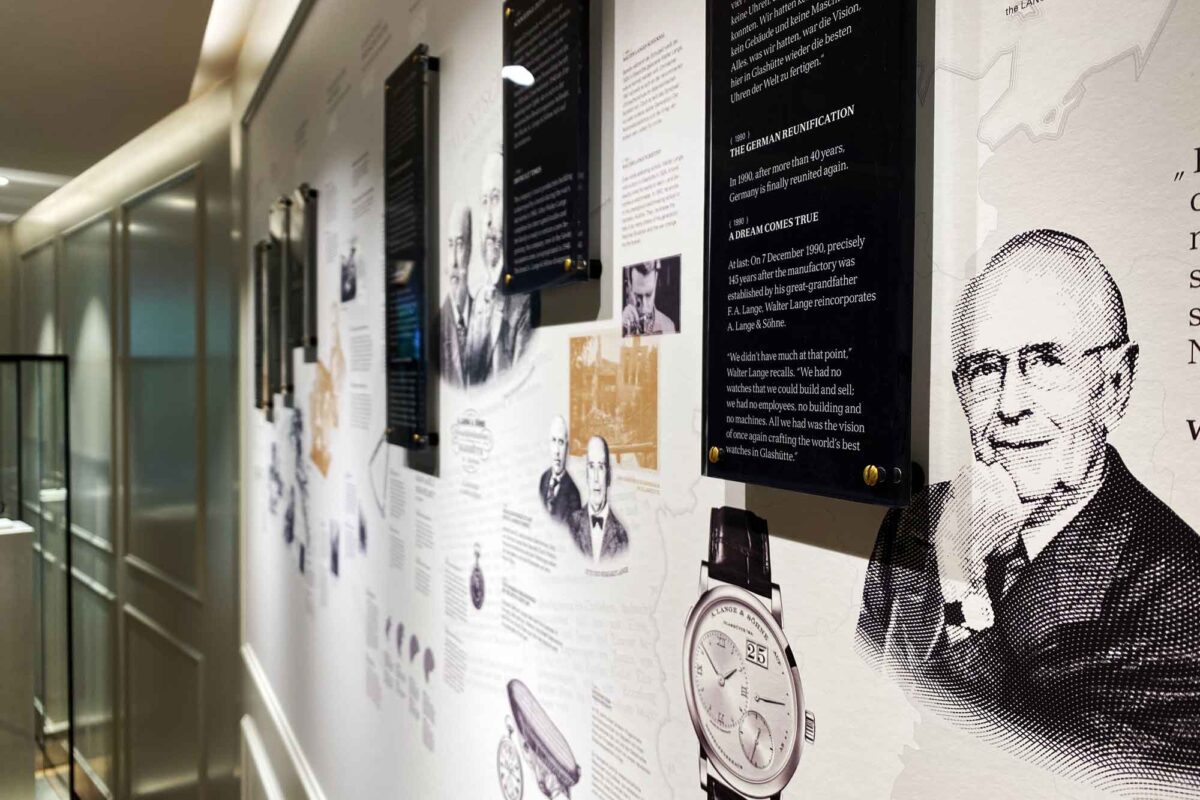 Wandgestaltung mitTapete in Frankfurt am Main und Schildern aufgesetzt