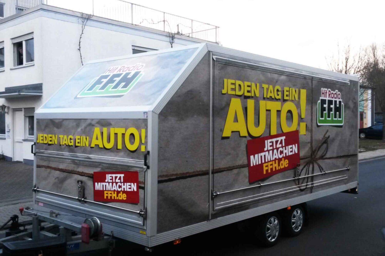Vollverklebung-Anhaenger Fahrzeugbeschriftung für Hit Radio FFH Vollverklebung mit Digitaldruck Anhänger vor unserer Halle in Dietzenbach