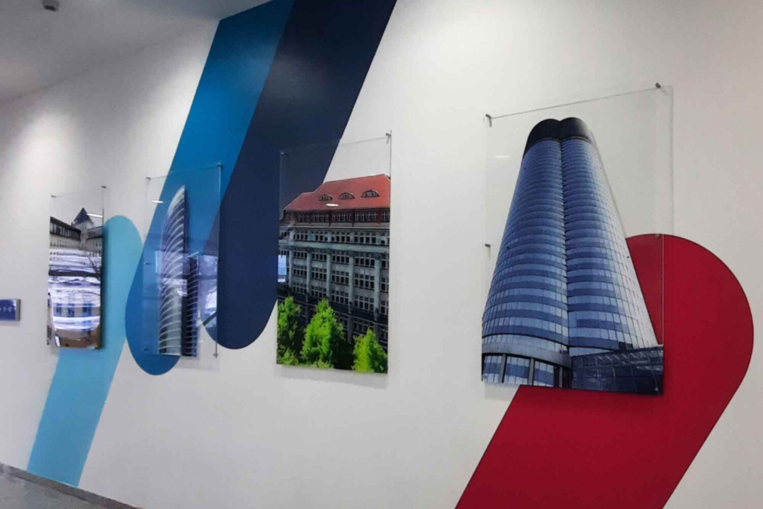 Wandgestaltung-mit-Acrylglasplatten Wandgestaltung für Experteach in Dietzenbach mit Plattendrucken und Wandtattoos als Freiform