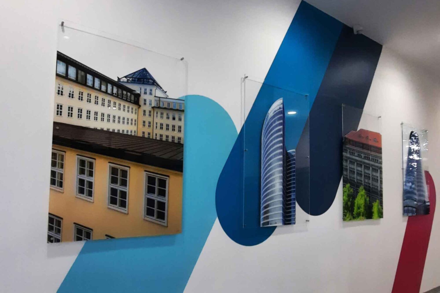 Wandgestaltung-mit-Platten-und-Schildern Wandgestaltung für Experteach in Dietzenbach mit Plattendrucken und Wandtattoos als Freiform