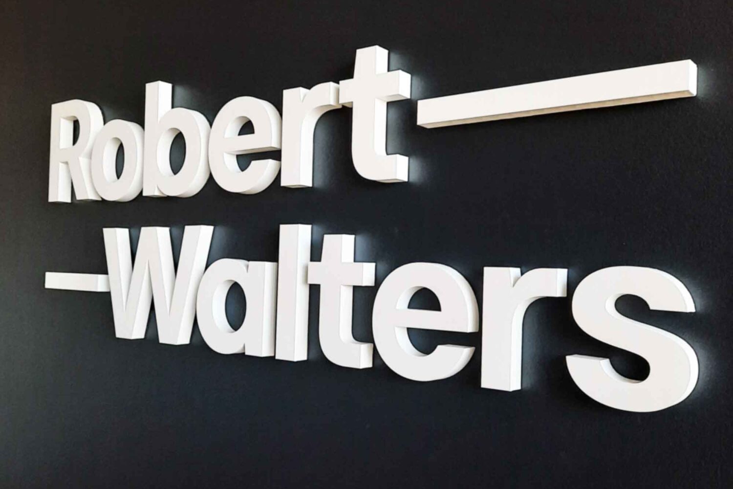 Weiße-Enzelbuchstaben-aus-Acrylglas-8mm-auf-gestrichener-Wand Schriftzug als 3D Fräsbuchstaben in Frankfurter Bürofläche