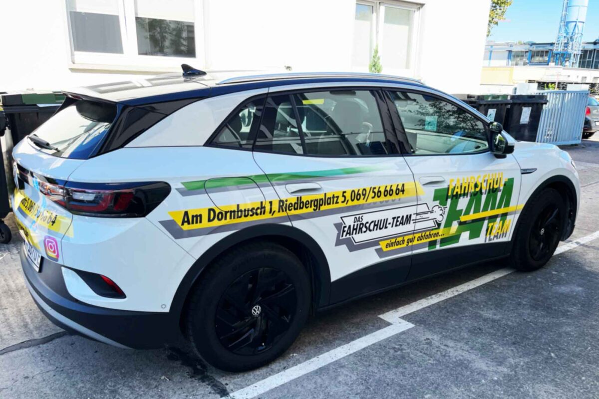 Fahrzeugbeschriftung mit Fahrschul Schriftzug über die Seitenfläche