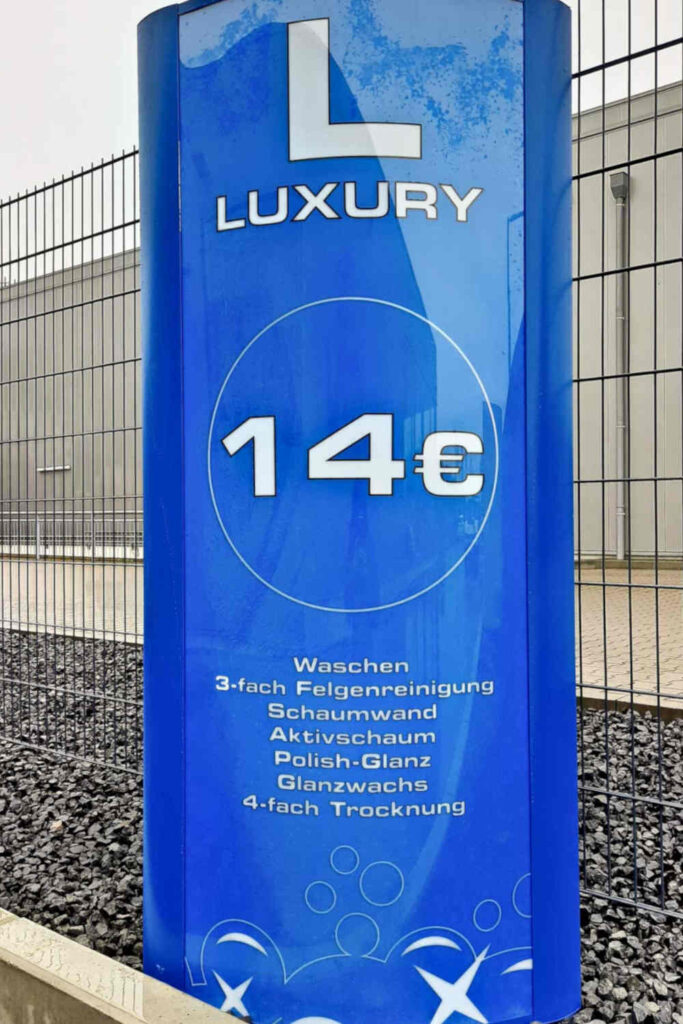 Beleuchteter Pylon in einer Waschstraße in Hanau