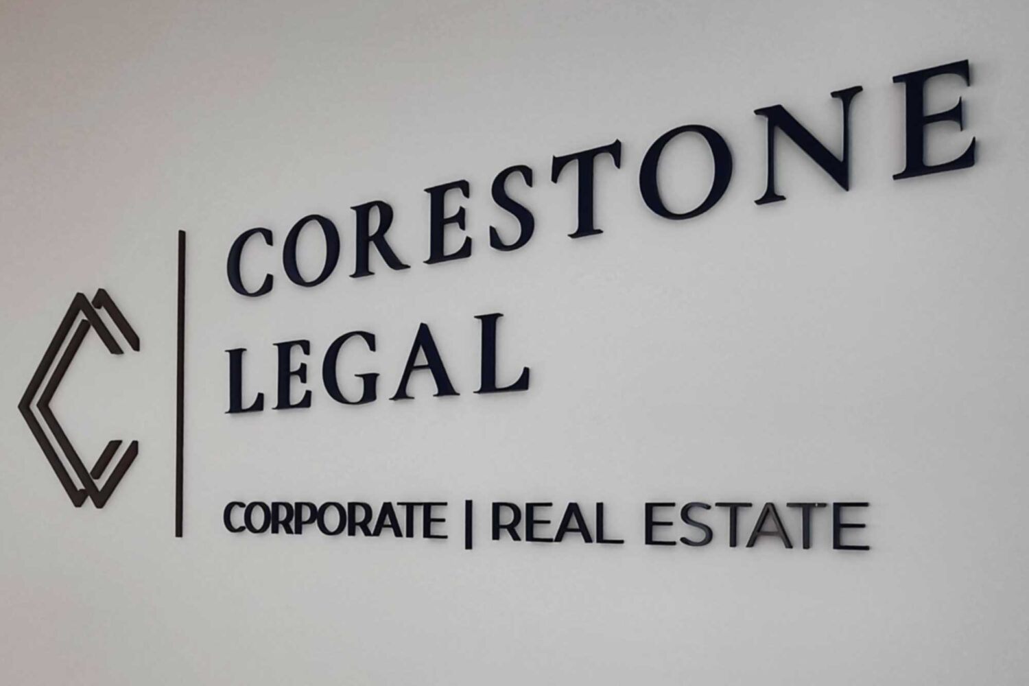 einzelbuchstaben-Corestone Einzelbuchstaben 8mm Acryl direkt auf die Wand montiert