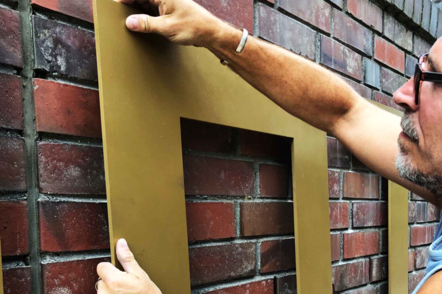 einzelbuchstaben-Montage Montage mitarbeiter bei Montage von Einzelbuchstabenschriftzug in Frankfurt