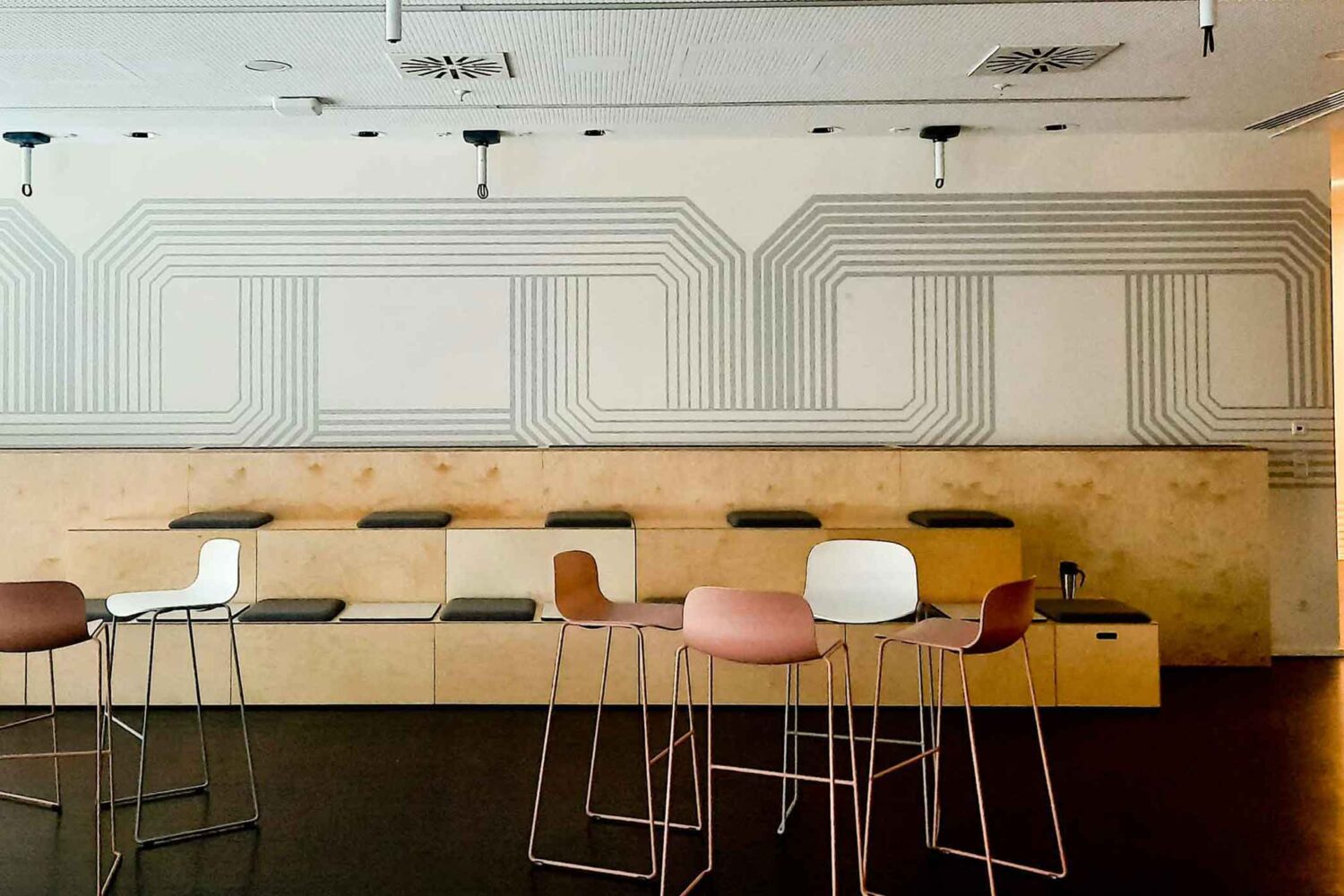 folienbeklebung Wandgestaltung mit Muster für Bürogestaltung in Oberursel